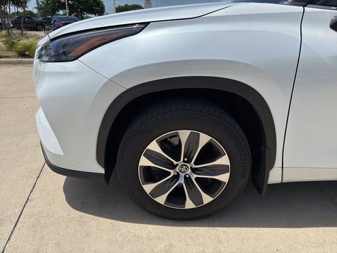 Used 2023 Toyota Highlander XLE AWD/4WD image 2