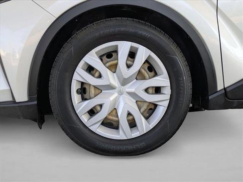 Used 2020 Toyota C-HR LE image 23
