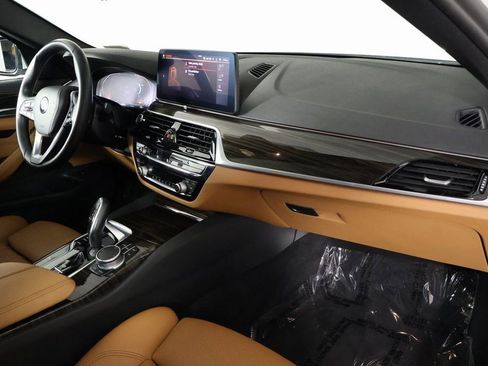 Used 2022 BMW 530i w/ Convenience Package image 9