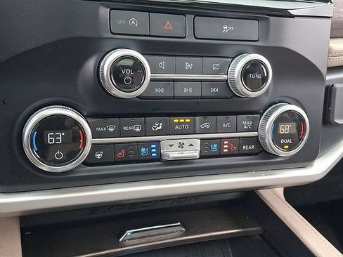 Used 2024 Ford Expedition Limited AWD/4WD image 17