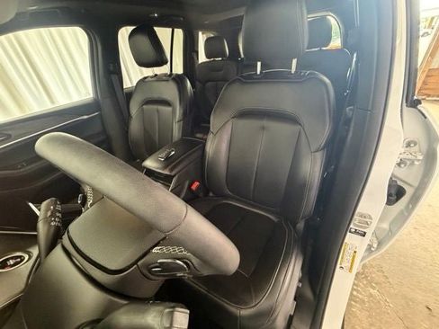 Used 2024 Jeep Grand Cherokee Limited AWD/4WD image 5