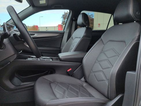 Used 2025 Volkswagen Atlas Cross Sport SE image 13