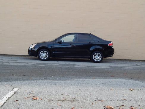 Used 2010 Ford Focus SE image 6