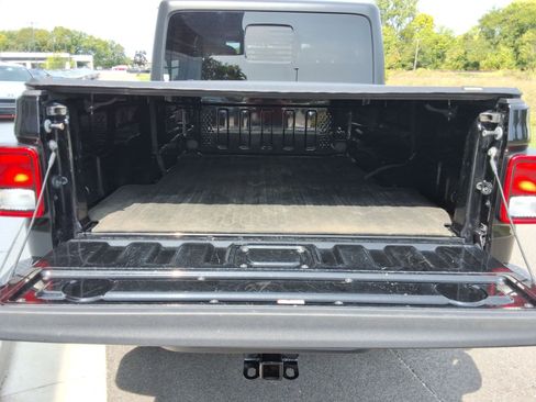 Used 2021 Jeep Gladiator Sport image 31