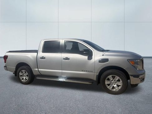 Used 2017 Nissan Titan SV AWD/4WD image 3