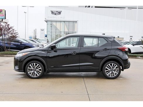 Used 2023 Nissan Kicks SV image 3