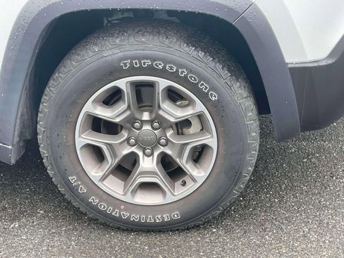 Used 2022 Jeep Cherokee Trailhawk AWD/4WD image 9