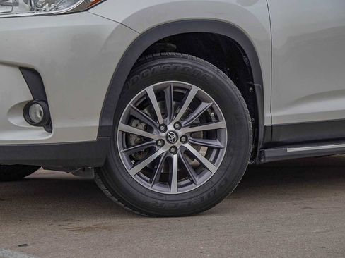 Used 2019 Toyota Highlander XLE image 2