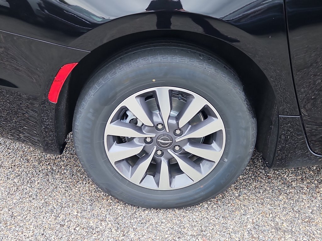 Used 2024 Chrysler Pacifica Limited FWD image 9