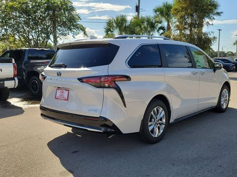 New 2026 Toyota Sienna Limited FWD image 4