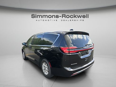 Used 2025 Chrysler Pacifica Select FWD image 2