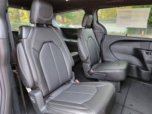 New 2026 Chrysler Pacifica Select image 23