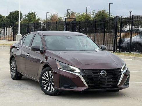 Used 2025 Nissan Altima 2.5 SV FWD image 2