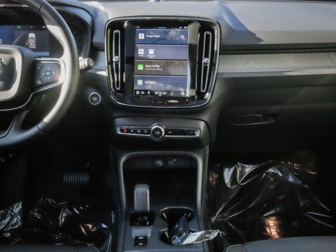 Used 2025 Volvo XC40 B5 Core image 30