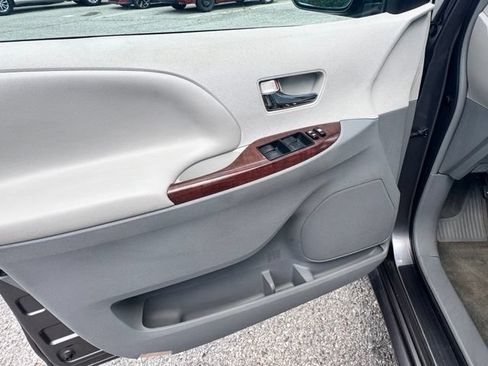 Used 2014 Toyota Sienna XLE FWD image 12