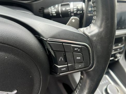 Used 2019 Jaguar F-PACE image 31