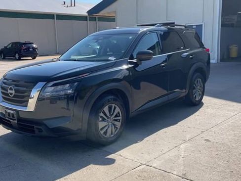 Used 2024 Nissan Pathfinder SV FWD image 4