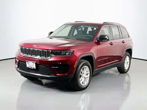 Used 2024 Jeep Grand Cherokee Laredo X AWD/4WD image 3