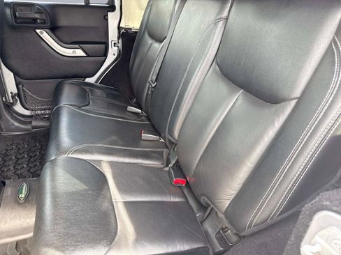 Used 2015 Jeep Wrangler Unlimited Rubicon image 13