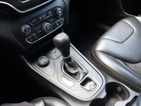 Used 2020 Jeep Cherokee Latitude Plus AWD/4WD image 21