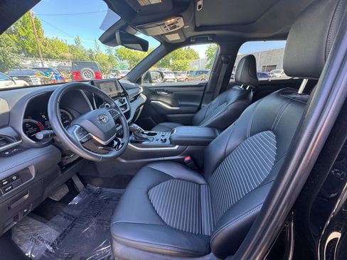 Used 2025 Toyota Highlander XSE image 29