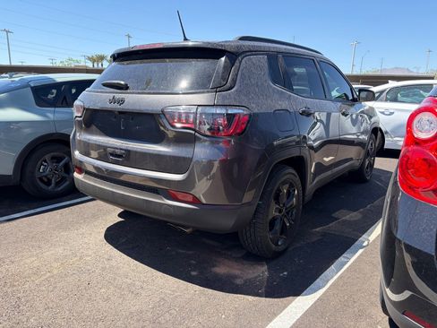 Used 2021 Jeep Compass Latitude image 3
