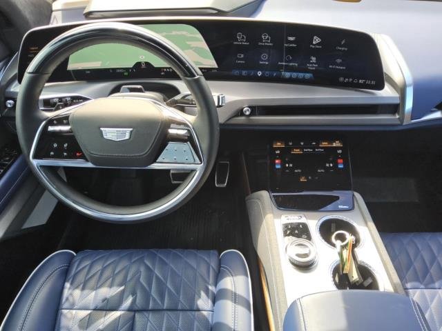 Used 2026 Cadillac Vistiq Premium Luxury w/ LPO, Floor Liner Package AWD/4WD image 3