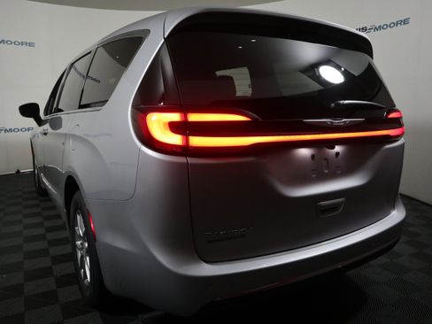 New 2026 Chrysler Pacifica Select image 9