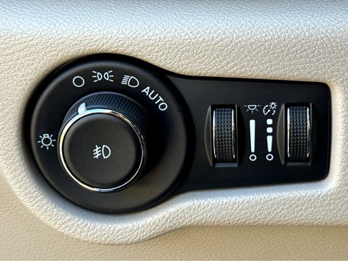 Used 2022 Chrysler Pacifica Touring-L image 13