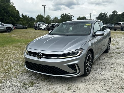 Used 2025 Volkswagen Jetta SE FWD image 1