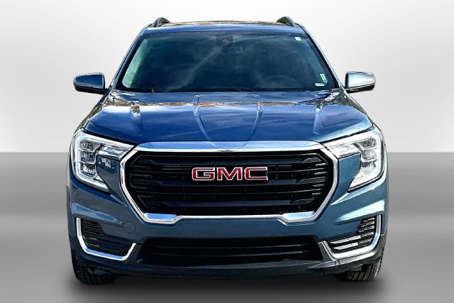 Used 2024 GMC Terrain SLE w/ Driver Convenience Package FWD image 2