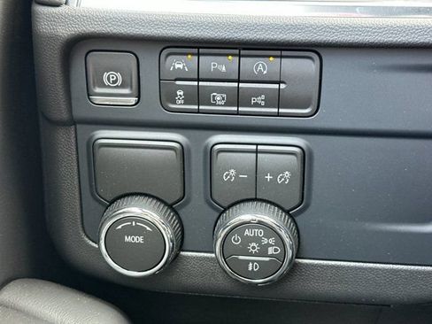 Used 2026 Chevrolet Suburban LT w/ Comfort Package RWD image 33