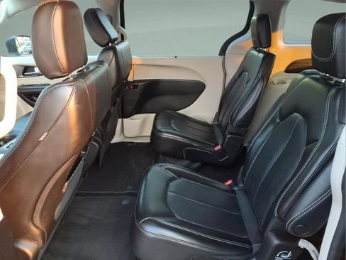 Used 2023 Chrysler Pacifica Touring-L FWD image 29