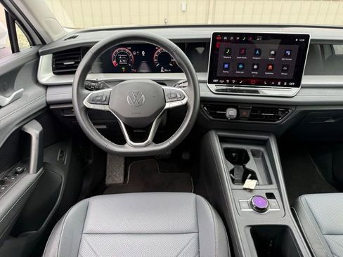 Certified 2025 Volkswagen Tiguan SE w/ Panoramic Sunroof Package image 23