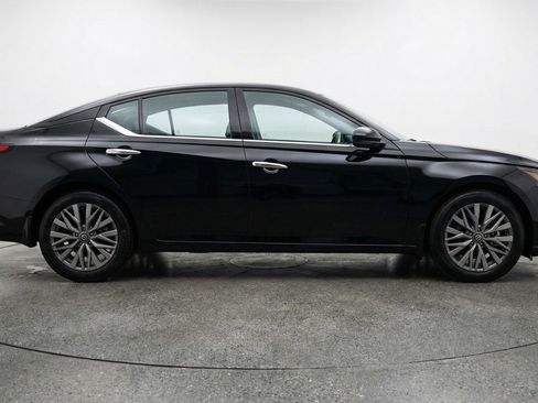 Used 2025 Nissan Altima 2.5 SV FWD image 11