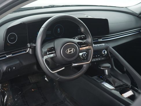 Used 2025 Hyundai Elantra SEL image 22
