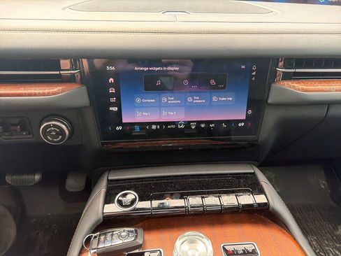Used 2025 Lincoln Navigator Black Label AWD/4WD image 17