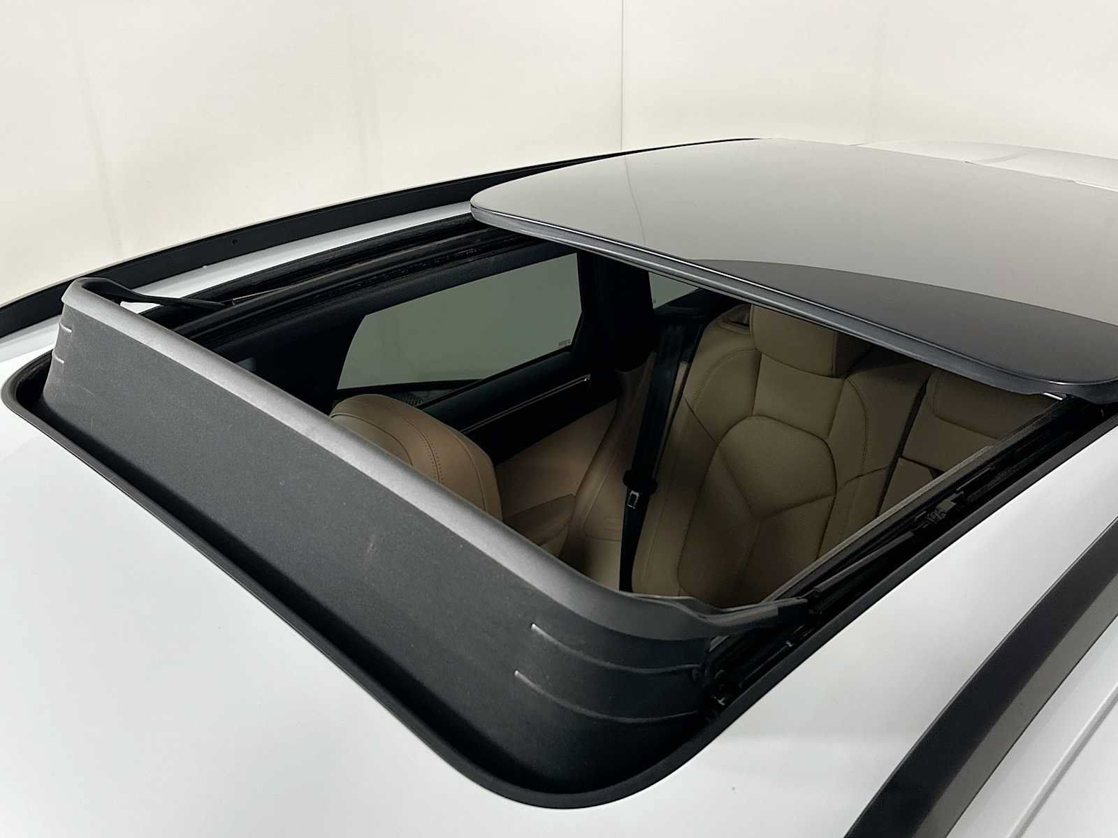 Certified 2026 Porsche Macan AWD/4WD image 22