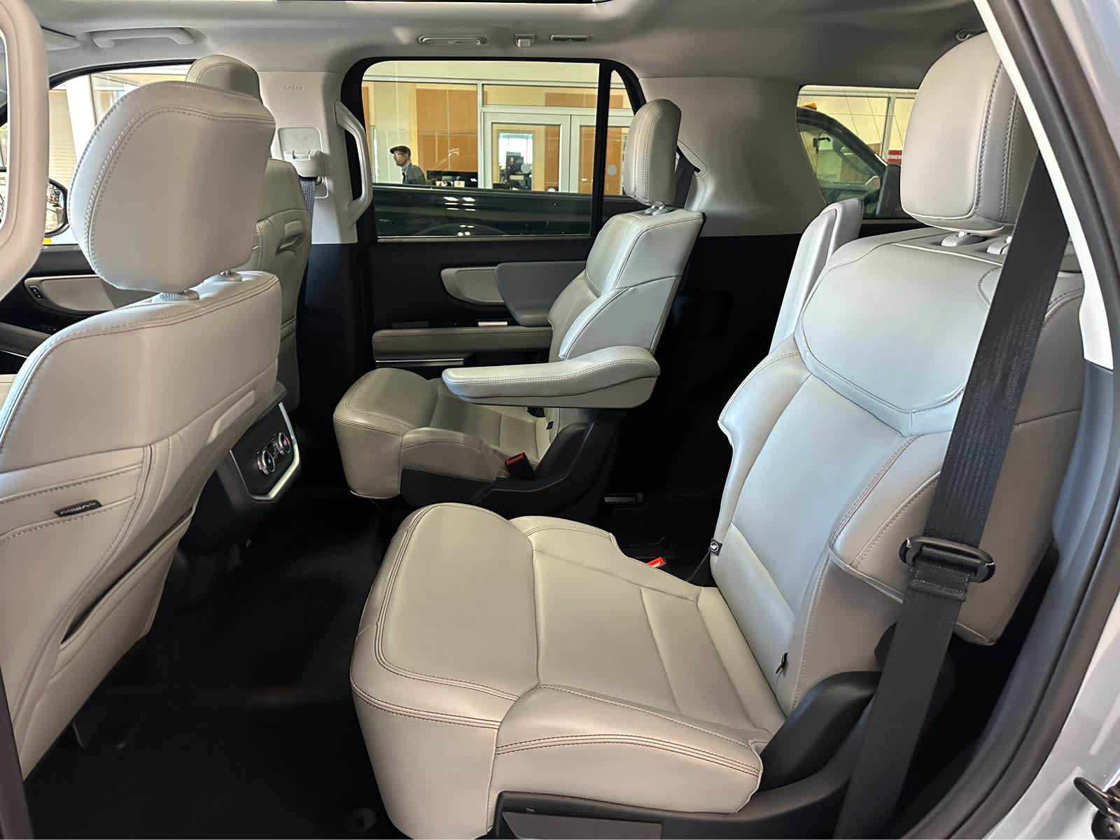 Certified 2025 Ford Expedition Active AWD/4WD image 31