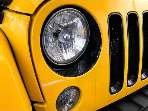 Used 2015 Jeep Wrangler Unlimited Sahara image 2