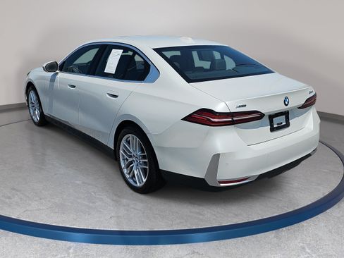 Used 2024 BMW 530i xDrive w/ Premium Package AWD/4WD image 7