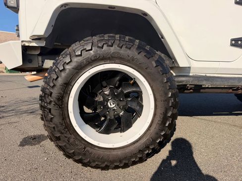 Used 2016 Jeep Wrangler Unlimited Sahara w/ Connectivity Group image 11