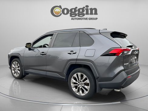 Used 2020 Toyota RAV4 XLE Premium image 3