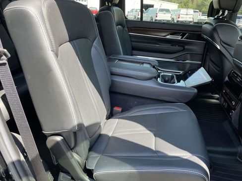 Used 2022 Jeep Grand Wagoneer Series II AWD/4WD image 19