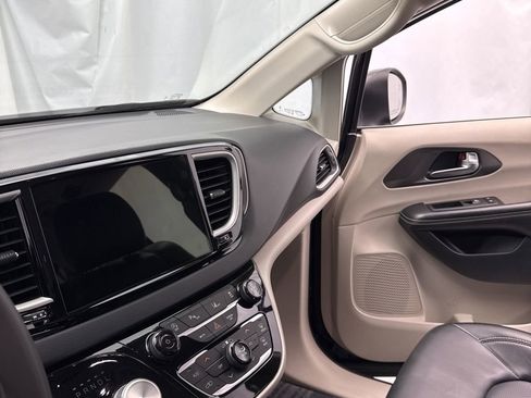 Used 2023 Chrysler Pacifica Touring-L FWD image 22
