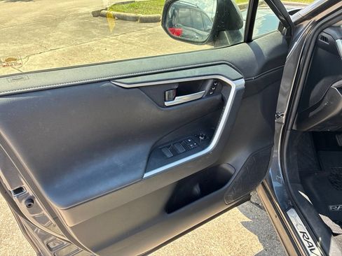 Used 2020 Toyota RAV4 Limited FWD image 29