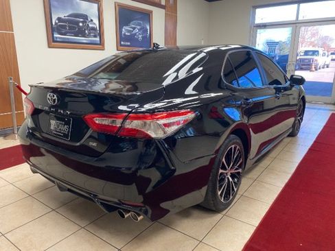 Used 2020 Toyota Camry SE image 3