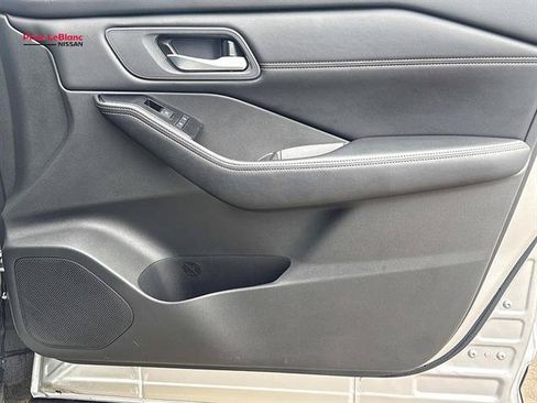 Used 2025 Nissan Rogue SV w/ SV Premium Package FWD image 14
