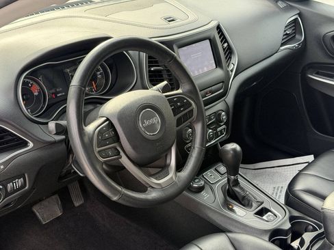 Used 2019 Jeep Cherokee Latitude Plus w/ Cold Weather Group AWD/4WD image 11