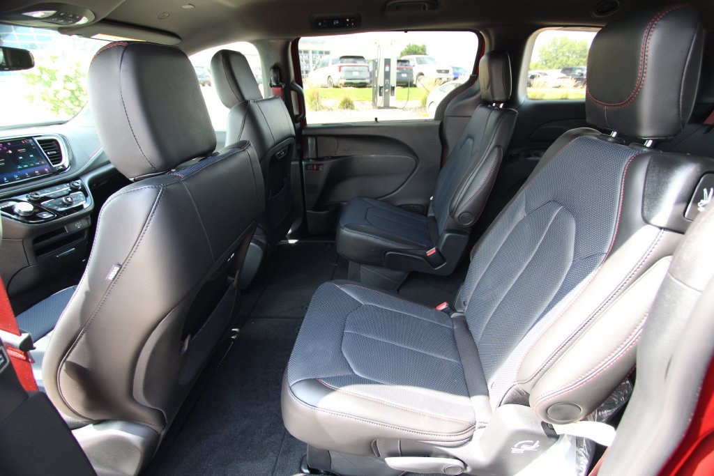 New 2027 Chrysler Pacifica Select AWD/4WD image 7